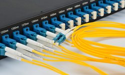 Adaptadores y conectores para fibra óptica